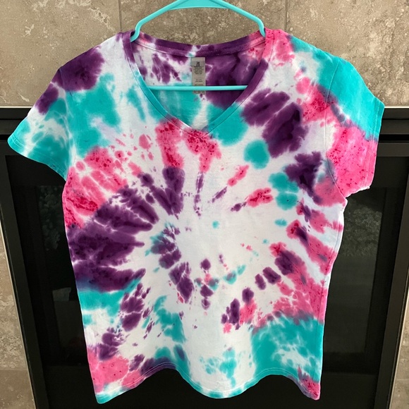 Gildan cotton women’s v neck custom tie dyed cotton t-shirt in various sizes - Picture 4 of 5